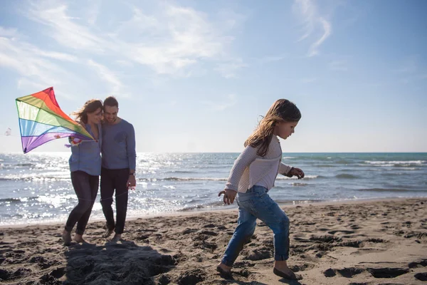 Familia Joven Con Niños Descansando Divirtiéndose Con Una Cometa Playa — Foto de Stock