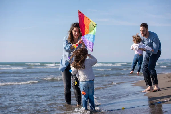 Junge Familie Mit Kindern Ruhen Und Spaß Mit Einem Drachen — Stockfoto