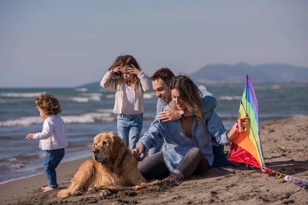 Glückliche Junge Familie Mit Kindern Die Herbsttag Mit Hund Und — Stockfoto