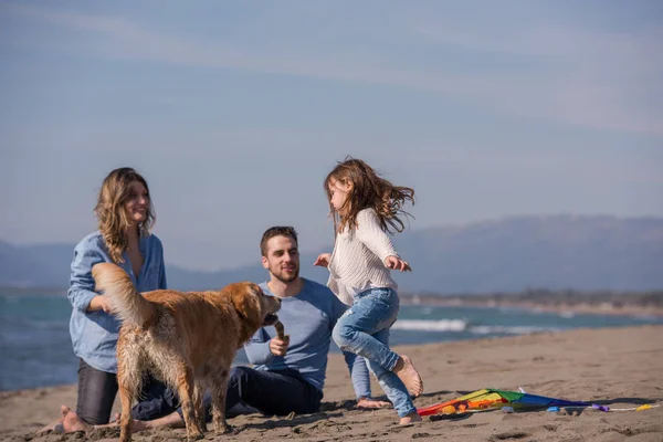 Mutlu Çocuklu Bir Aile Sonbahar Günü Sahilde Köpek Uçurtmayla Eğleniyor — Stok fotoğraf