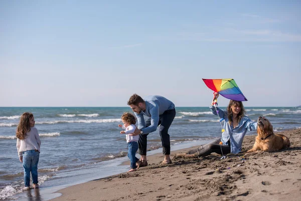 Szczęśliwa Młoda Rodzina Dziećmi Bawiących Się Psem Latawcem Plaży Jesienny — Zdjęcie stockowe