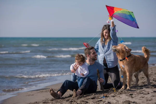 Mutlu Çocuklu Bir Aile Sonbahar Günü Sahilde Köpek Uçurtmayla Eğleniyor — Stok fotoğraf