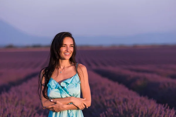 Lavander Flor Campo Mulher Retrato Vestido Cyand Divertindo Relaxar Vento — Fotografia de Stock