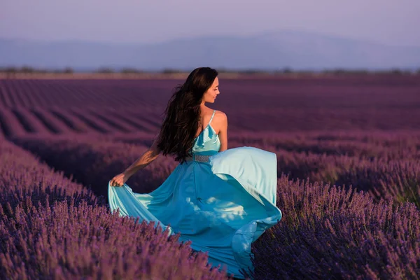 Lavander Mulher Campo Flores Vestido Cyand Divertindo Relaxar Vento Campo — Fotografia de Stock