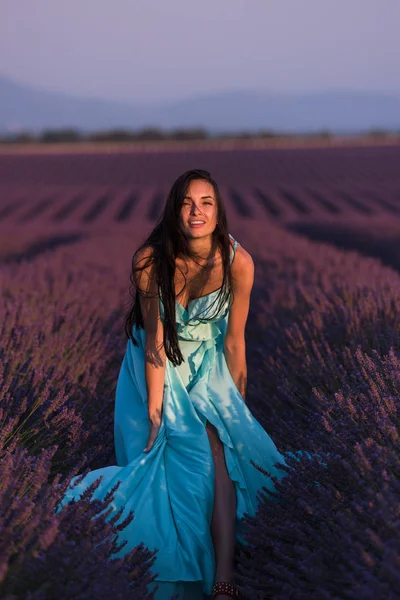 Lavanta Çiçeği Alan Kadın Portre Cyand Eğleniyor Elbise Rüzgar Mor — Stok fotoğraf