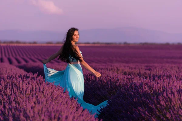 Lavendel Bloem Veld Vrouw Cyand Jurk Met Plezier Ontspan Wind — Stockfoto