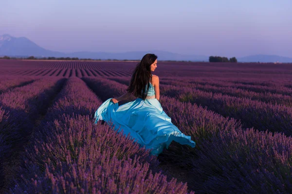 Лаванди Квіткове Поле Жінка Циганській Сукні Розважається Відпочиває Вітрі Фіолетовому — стокове фото