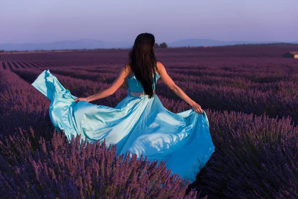 Lavander Mulher Campo Flores Vestido Cyand Divertindo Relaxar Vento Campo — Fotografia de Stock