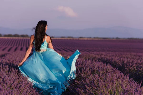 Lavendel Bloem Veld Vrouw Cyand Jurk Met Plezier Ontspan Wind — Stockfoto