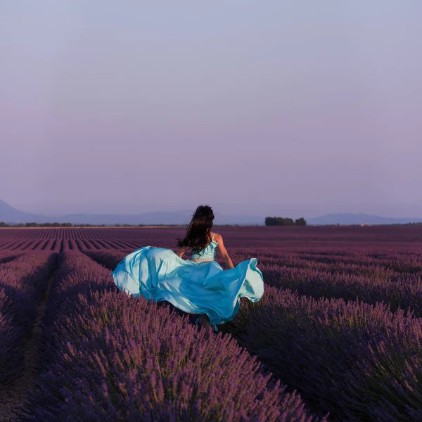 Lavendel Bloem Veld Vrouw Cyand Jurk Met Plezier Ontspan Wind — Stockfoto