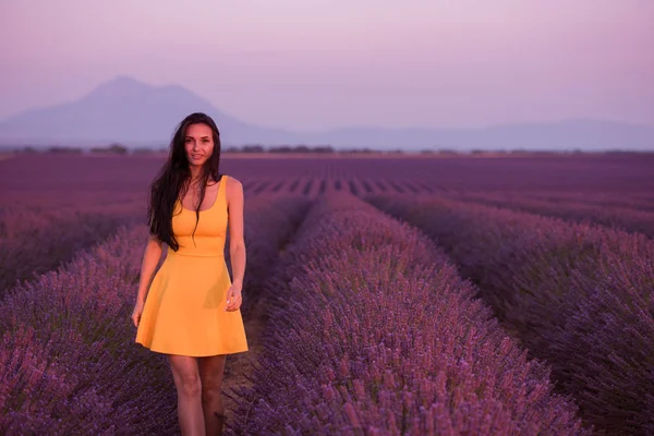 Lavander Pole Žena Žlutém Oblečení Bavíte Relaxovat Pole Fialový Květ — Stock fotografie