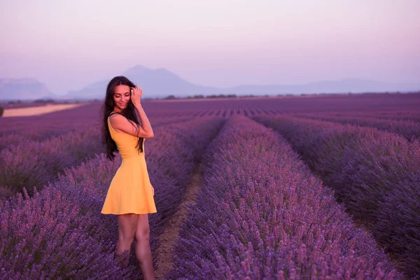 Lavendel Veld Vrouw Gele Jurk Plezier Ontspannen Paarse Bloem Veld — Stockfoto