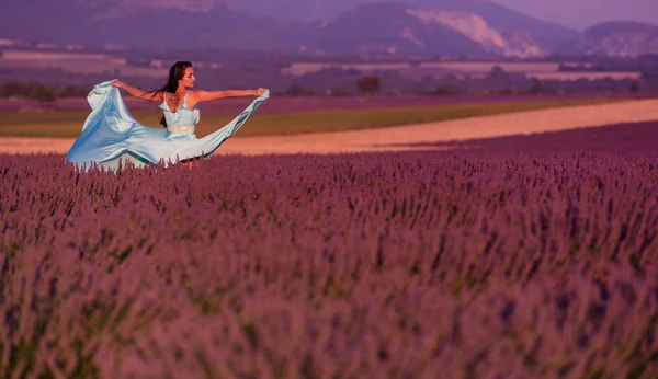 Lavander Mulher Campo Flores Vestido Cyand Divertindo Relaxar Vento Campo — Fotografia de Stock