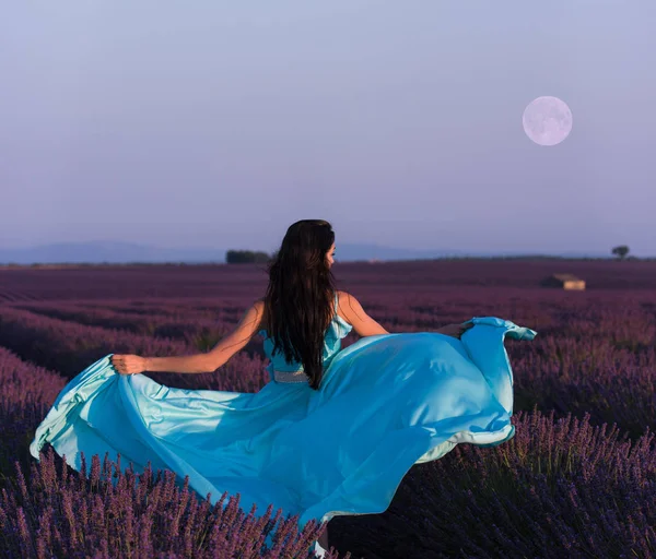 Lavanda Flor Campo Mujer Cyand Vestido Divertirse Relajarse Viento Púrpura —  Fotos de Stock