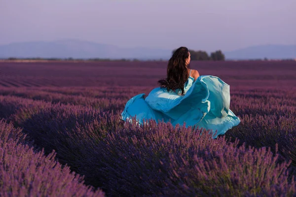 Lavendel Bloem Veld Vrouw Cyand Jurk Met Plezier Ontspan Wind — Stockfoto