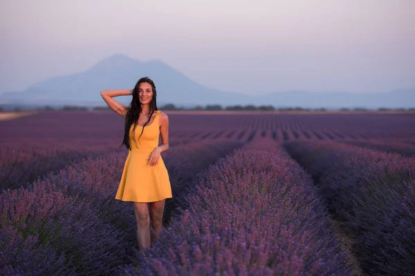 黄色でラベンダー フィールド女性楽しんでのドレスし 紫のお花畑でリラックス — ストック写真