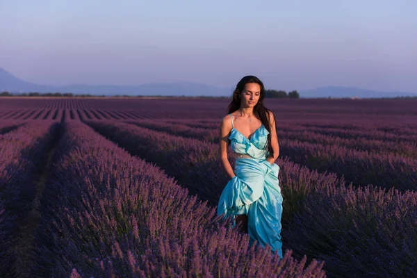 Lavendel Blumenfeld Frauenporträt Cyand Kleid Spaß Haben Und Entspannen Sie — Stockfoto