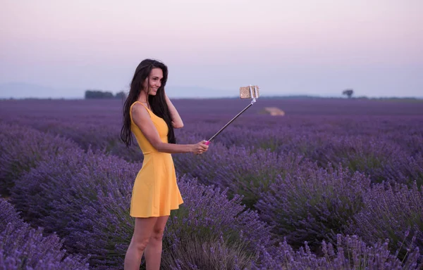 Vrouw Lavendel Veld Nemen Selfie Met Smartphone — Stockfoto