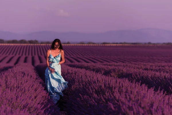 Lavendel Bloem Veld Vrouw Cyand Jurk Met Plezier Ontspan Wind — Stockfoto