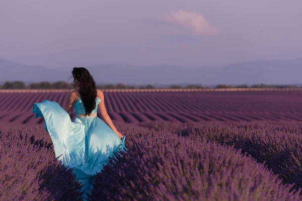 Cyand のラベンダーの花のフィールドの女性楽しんでのドレスし 紫の花のフィールドの風でリラックス — ストック写真
