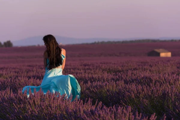 Levandule Květ Pole Žena Cyand Šaty Bavíte Relaxovat Vítr Poli — Stock fotografie