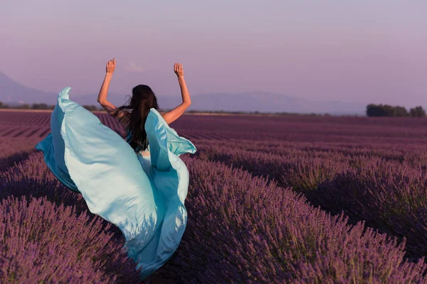 Levandule Květ Pole Žena Cyand Šaty Bavíte Relaxovat Vítr Poli — Stock fotografie