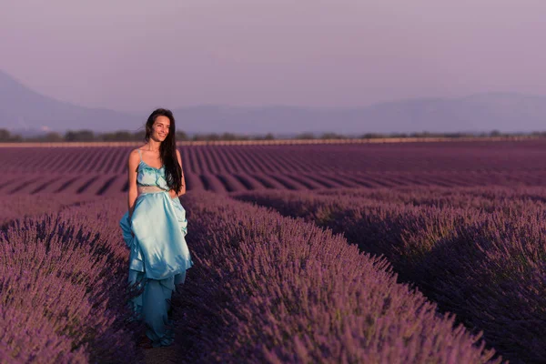 Lavander Mulher Campo Flores Vestido Cyand Divertindo Relaxar Vento Campo — Fotografia de Stock