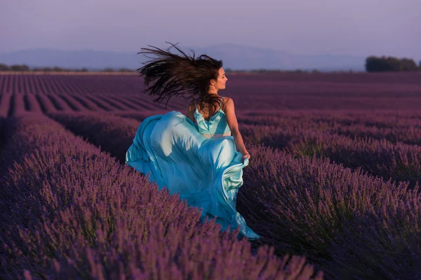 Lavendel Bloem Veld Vrouw Cyand Jurk Met Plezier Ontspan Wind — Stockfoto