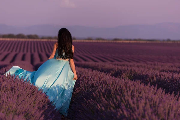Cyand のラベンダーの花のフィールドの女性楽しんでのドレスし 紫の花のフィールドの風でリラックス — ストック写真