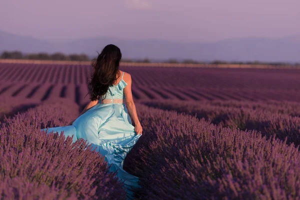 Levandule Květ Pole Žena Cyand Šaty Bavíte Relaxovat Vítr Poli — Stock fotografie