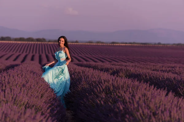 Levandule Květ Pole Žena Cyand Šaty Bavíte Relaxovat Vítr Poli — Stock fotografie