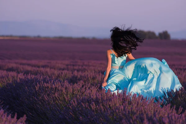Lavanda Flor Campo Mujer Cyand Vestido Divertirse Relajarse Viento Púrpura —  Fotos de Stock