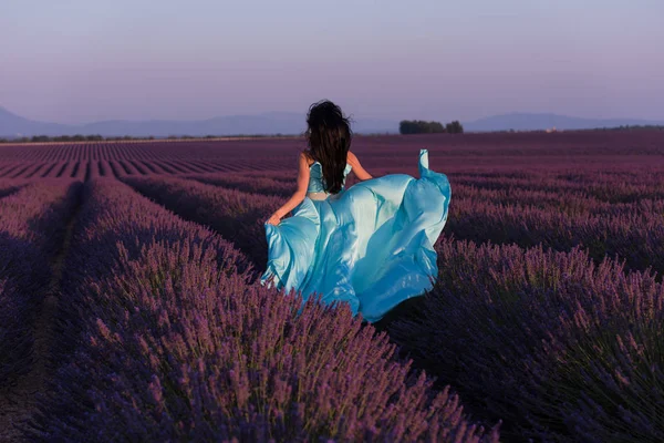 Lavander Mulher Campo Flores Vestido Cyand Divertindo Relaxar Vento Campo — Fotografia de Stock