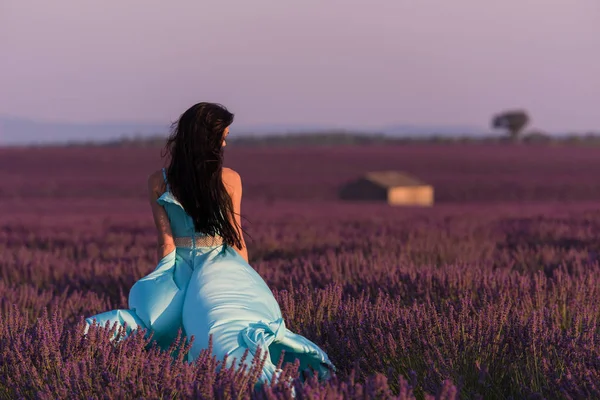 Lavander Mulher Campo Flores Vestido Cyand Divertindo Relaxar Vento Campo — Fotografia de Stock