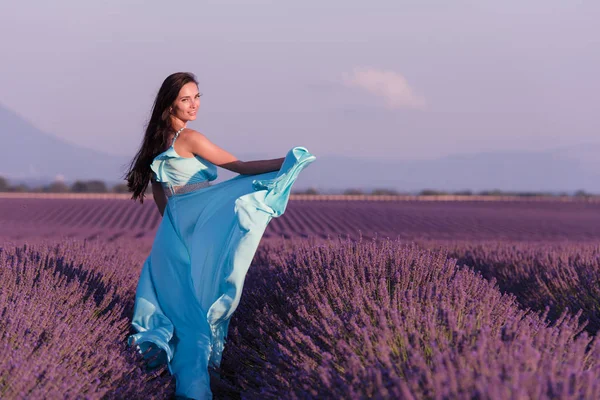 Levandule Květ Pole Žena Cyand Šaty Bavíte Relaxovat Vítr Poli — Stock fotografie