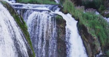 Şaşırtıcı akan ve kayalık dağ şelale sıçramasına