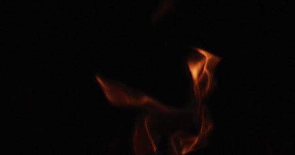 Allumage des langues de flamme chaude sur fond noir 