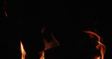 Siyah arka plan üzerine sıcak alev dilleri tutuşabilme