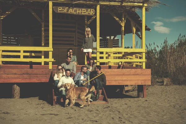 Grupo Feliz Amigos Saindo Casa Praia Divertindo Bebendo Cerveja Dia — Fotografia de Stock