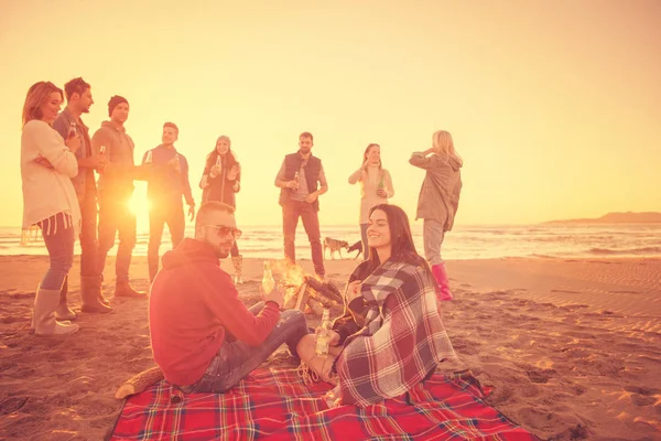 Casal Jovem Curtindo Com Amigos Redor Fogueira Praia Pôr Sol — Fotografia de Stock