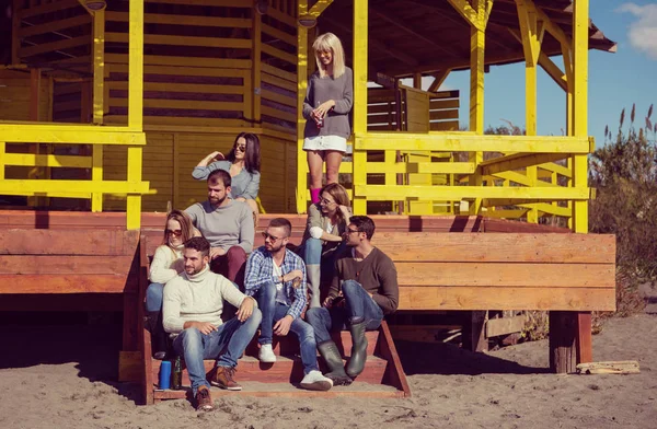 Šťastná Skupina Přátel Visí Beach House Baví Pití Piva Podzim — Stock fotografie