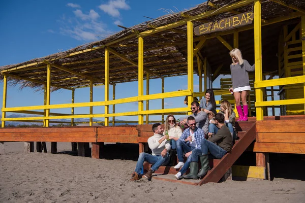 Happy Group Friends Lóg Beach House Szórakozás Sörözés Ősszel Nap — Stock Fotó