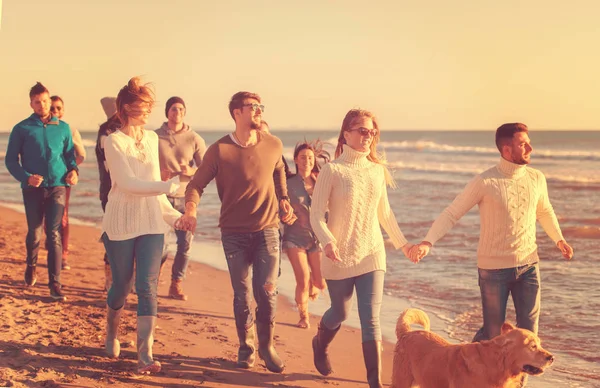 Grupa Młodych Przyjaciół Spędzających Razem Dzień Biegając Plaży Jesienny Dzień — Zdjęcie stockowe