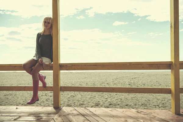 Una Joven Playa Chica Disfrutando Del Cálido Día Otoño Retrato —  Fotos de Stock