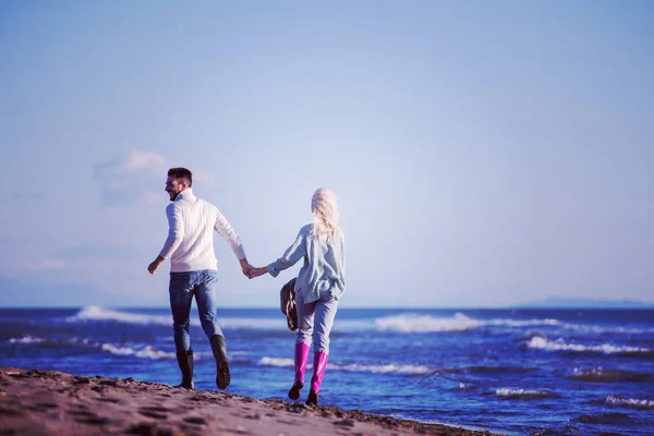 Pareja Joven Divirtiéndose Caminando Abrazándose Playa Durante Día Soleado Otoño —  Fotos de Stock