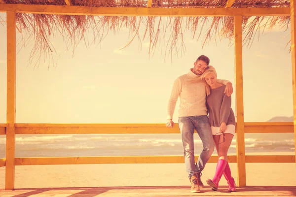 秋天里 这对幸福的情侣在海滩共度时光 — 图库照片