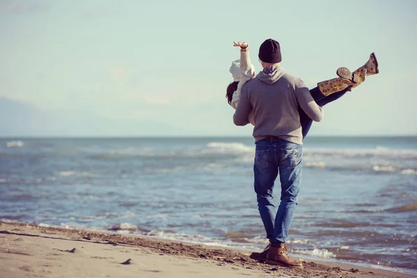 Молодая Пара Веселится Гуляя Обнимаясь Пляже Осенний Солнечный День — стоковое фото