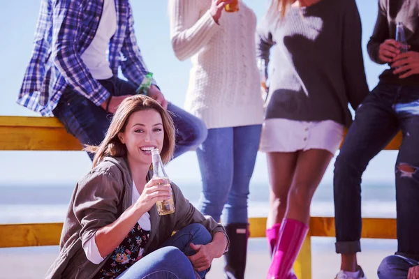 快乐的朋友团在海滨别墅玩乐 在秋天喝啤酒 — 图库照片