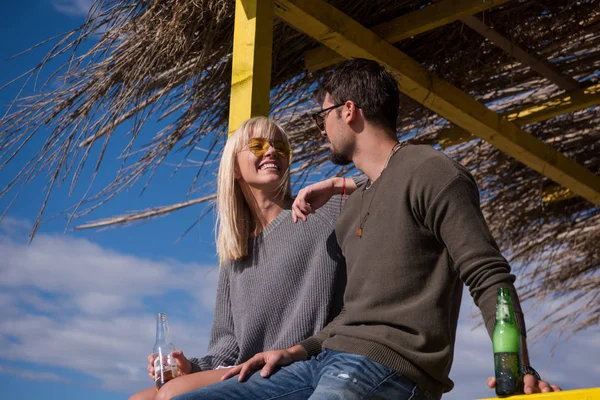 Paren Drinken Bier Samen Lege Strandbar Tijdens Herfst — Stockfoto