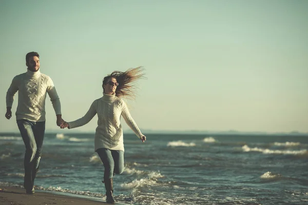 Jovem Casal Divertindo Andando Abraçando Praia Durante Outono Dia Ensolarado — Fotografia de Stock